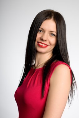 Siyah saçlı güzel gülümseyen kız