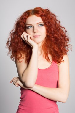 Dikey düşünme kırmızı saçlı kız 
