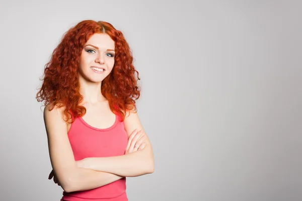 Χαμογελώντας νεαρή γυναίκα με τα κόκκινα μαλλιά — Φωτογραφία Αρχείου