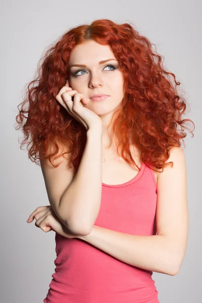 Dikey düşünme kırmızı saçlı kız 