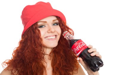 güzel bir kız bir coca-cola şişesi holding
