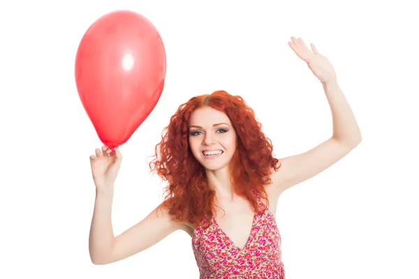 Glückliche junge Frau mit rotem Luftballon — Stockfoto