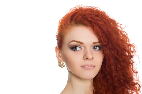 Portrait fille aux cheveux rouges regardant loin — Photo