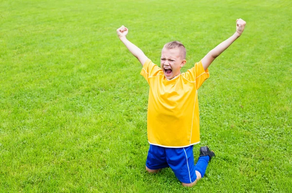 興奮した少年のフットボール選手 — ストック写真