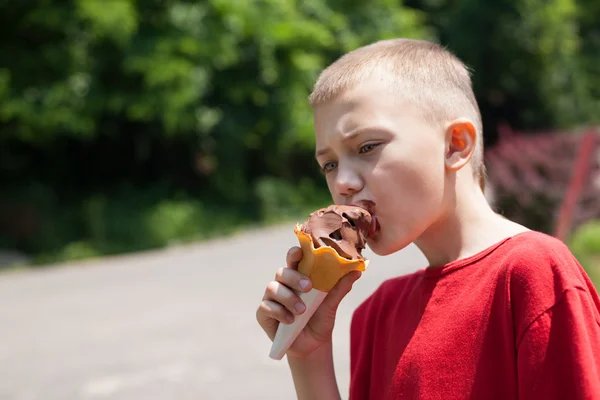 Chłopak je lody. — Zdjęcie stockowe