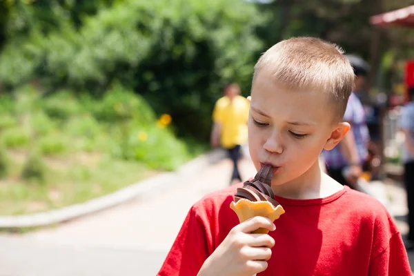 Blond chłopiec jeść lody — Zdjęcie stockowe