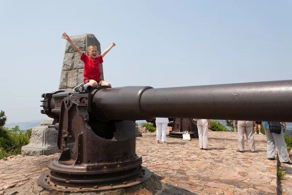 Chico con un arma en el viejo fuerte ruso —  Fotos de Stock