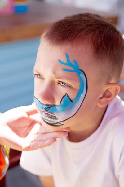 Ragazzo pittura faccia con squalo — Foto Stock