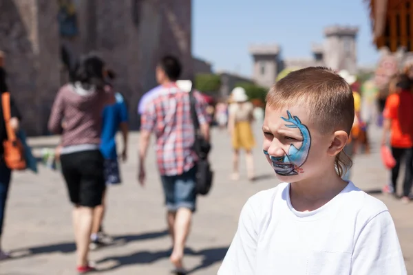 Boy painting face with shark — Stock Photo, Image