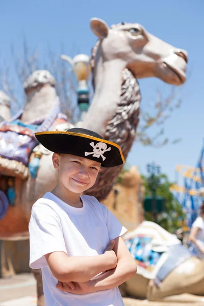 Garçon dans un chapeau de pirate — Photo