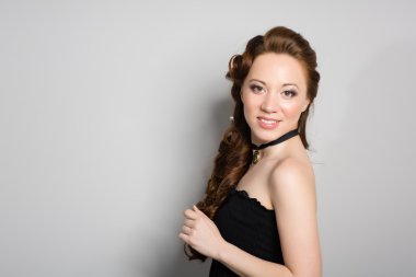 esmer kız ayakta duvara