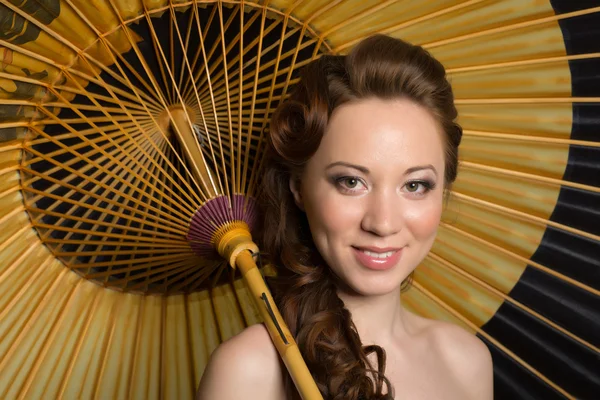 Mooie vrouw met traditionele Japanse paraplu — Stockfoto