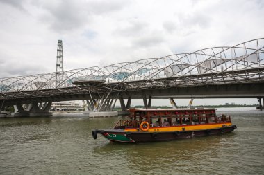 Singapur Nehri boyunca hareketli turistik tekne