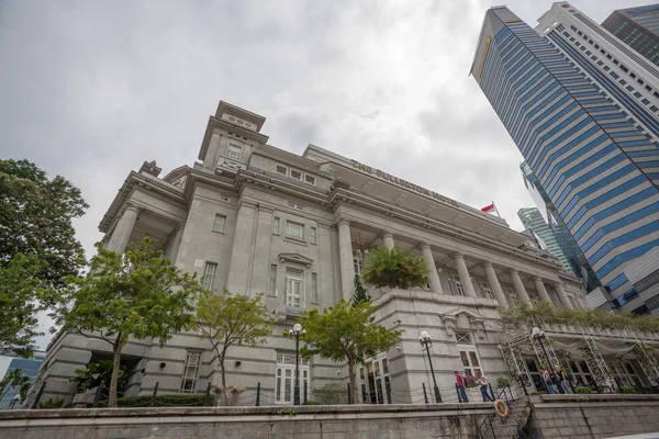 The Fullerton Hotel and Maybank in Singapore — Stock Photo, Image