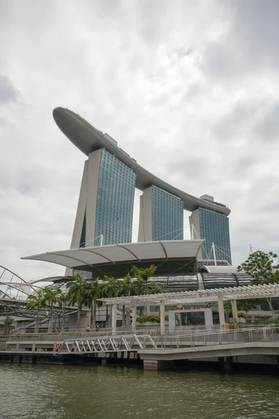 Promenade overlooking the Marina Bay Sands — Stock Photo, Image