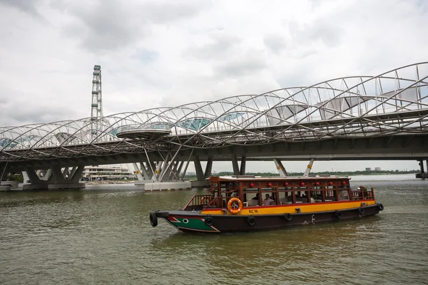 Barca turistica che si muove lungo il fiume Singapore — Foto Stock