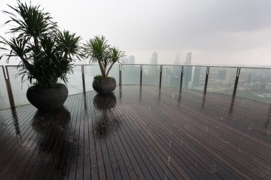 gün ortasında muson yağmur Singapur'da 