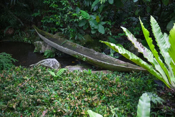 Oude houten boot ligt in de buurt van de stream — Stockfoto