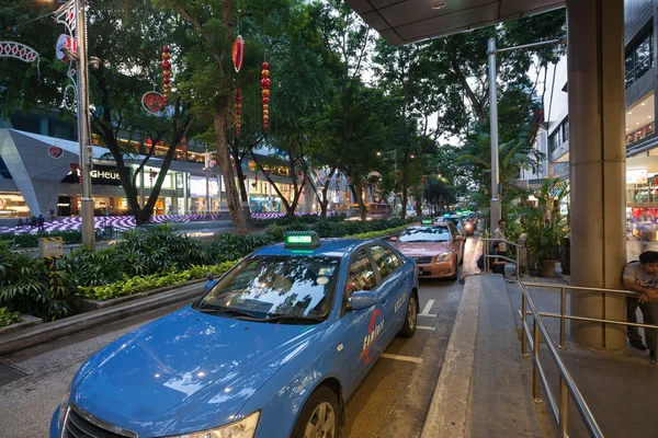 Taksówki na ulicy orchard road w Singapurze — Zdjęcie stockowe