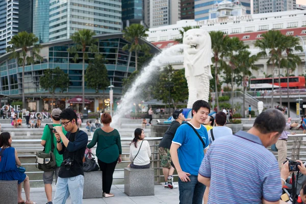 Tourists at the fountain of the Merlion in Singapore — Stock Photo, Image