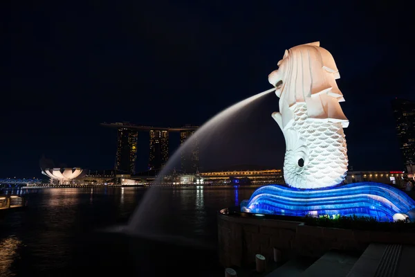 Merlion y Marina Bay Sands en Singapur al atardecer —  Fotos de Stock