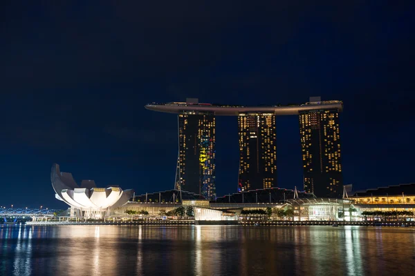 ArtScience Museum y Marina Bay Sands en Singapur — Foto de Stock