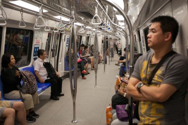 yolcu treni metro Singapur