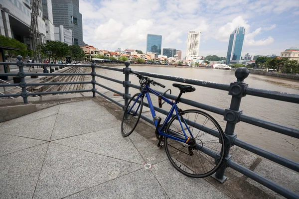 Singapur boat quay üzerinde bisiklet — Stok fotoğraf