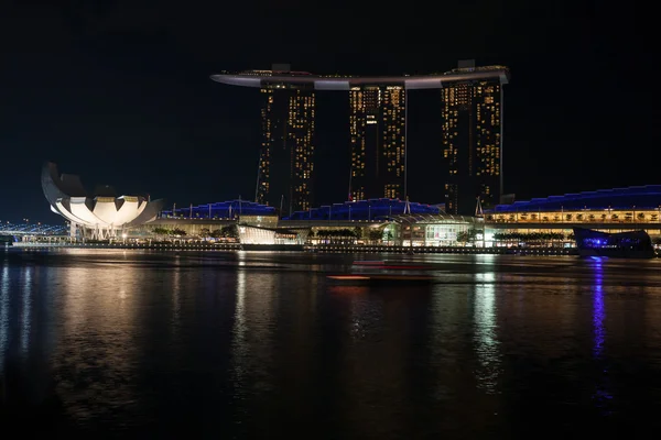 ArtScience Museum and Marina Bay Sands in Singapore — Stock Photo, Image