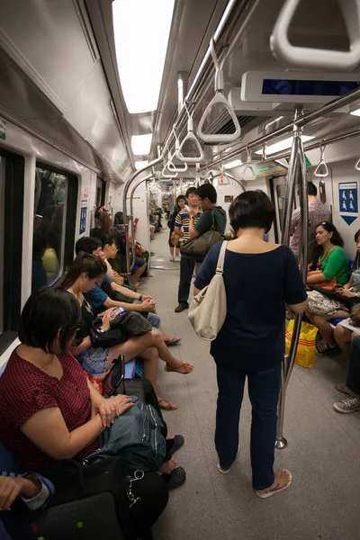 Az utasok az autó metró Szingapúrban — Stock Fotó