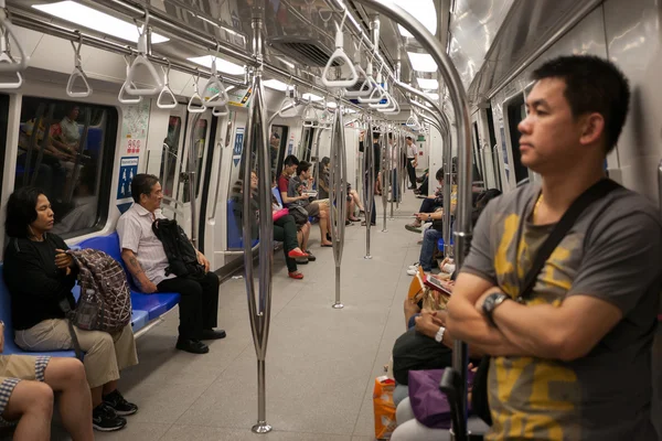 Matkustajat junassa metro Singapore — kuvapankkivalokuva