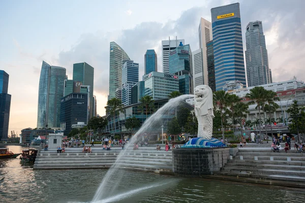 Turister vid fontänen av merlion i singapore — Stockfoto