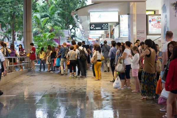 People in line for a taxi in Singapore. — Stock Photo, Image