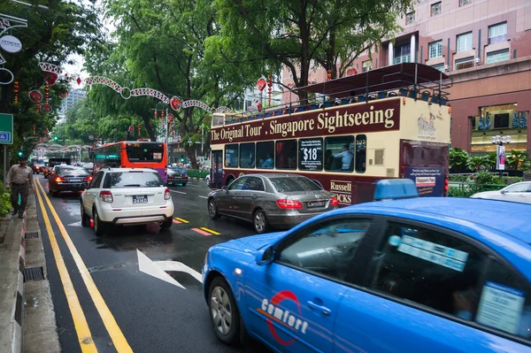 Mobil di Jalan Orchard di Singapura — Stok Foto
