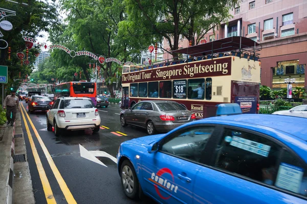 Auto's op orchard road in singapore — Stockfoto