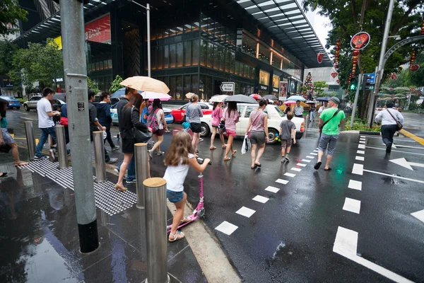 Chodce na ulici orchard road v Singapuru — Stock fotografie