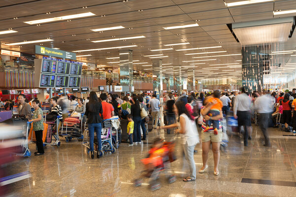  Пассажиры в зале ожидания аэропорта Чанги
