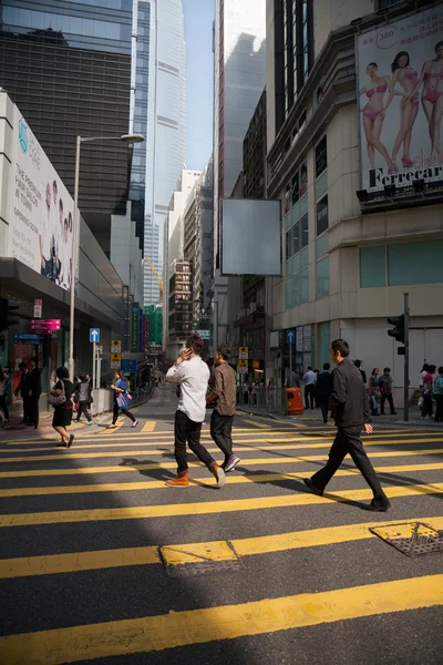 Peatones en un paso de peatones en el centro de Hong Kong — Foto de Stock