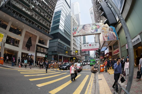 Peatones en un paso de peatones en el distrito central de Hong Kong —  Fotos de Stock