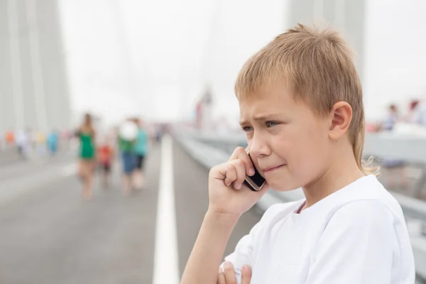Garçon parlant sur téléphone mobile — Photo