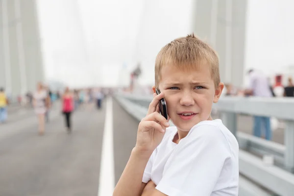 A fiú mobilon beszél. — Stock Fotó