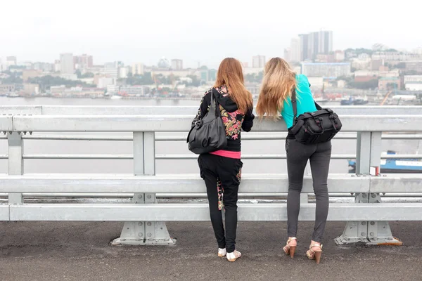 Twee meisjes op de gouden brug in vladivostok — Stockfoto