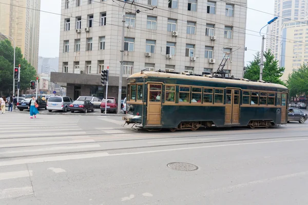 Старый трамвай на улицах Даляня в Китае — стоковое фото