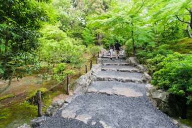 genç bir çift bir Japon bahçede yürüyüş