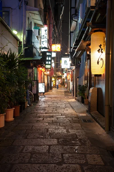 Calle estrecha en Osaka — Foto de Stock