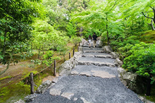 Jong koppel wandelen in een Japanse tuin — Stockfoto