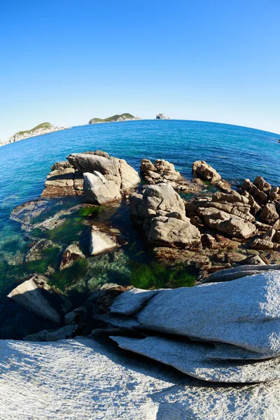 夏天的岩质海岸风景 — 图库照片