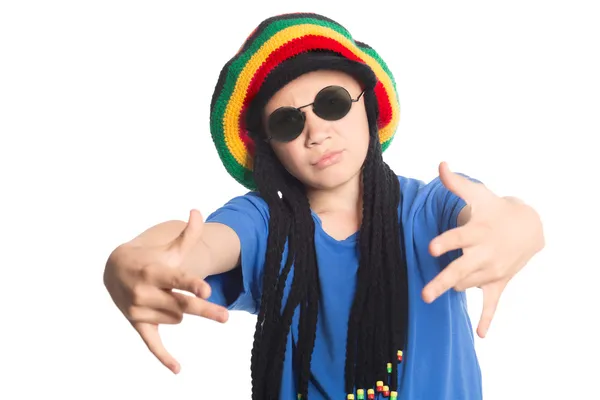 Europäischer Junge in einer Mütze mit Dreadlocks singt Rap — Stockfoto