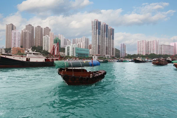 Fishing boat in Aberdeen harbor in Hong Kong — Stock Photo, Image