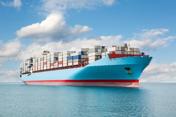 Container vervoerder is op zee — Stockfoto